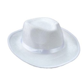 Chapeau blanc aspect feutrine : élégance et douceur.