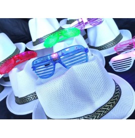 Pack Ibiza : 12 chapeaux blancs + 12 lunettes LED pour soirées blanche