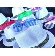 Pack Ibiza – 12 chapeaux blancs + 12 lunettes lumineuses Pack Ibiza – 12 chapeaux blancs + 12 lunettes lumineuses