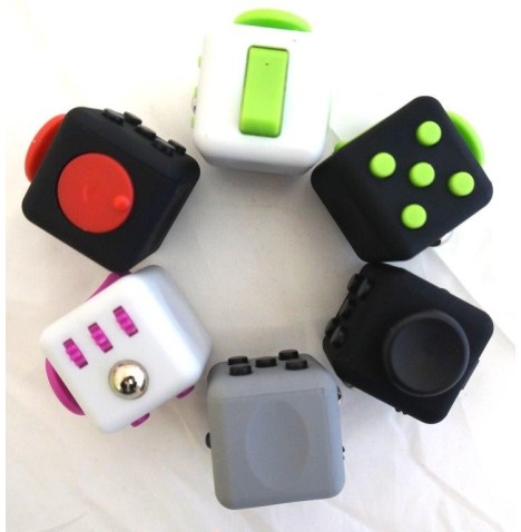 Fidget cube anti-stress (couleurs assorties)